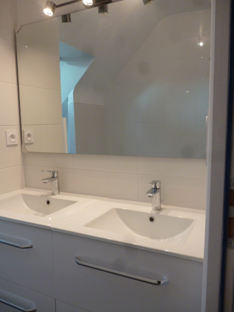 Salle de bain avec double vasque, sèche serviette, baignoire